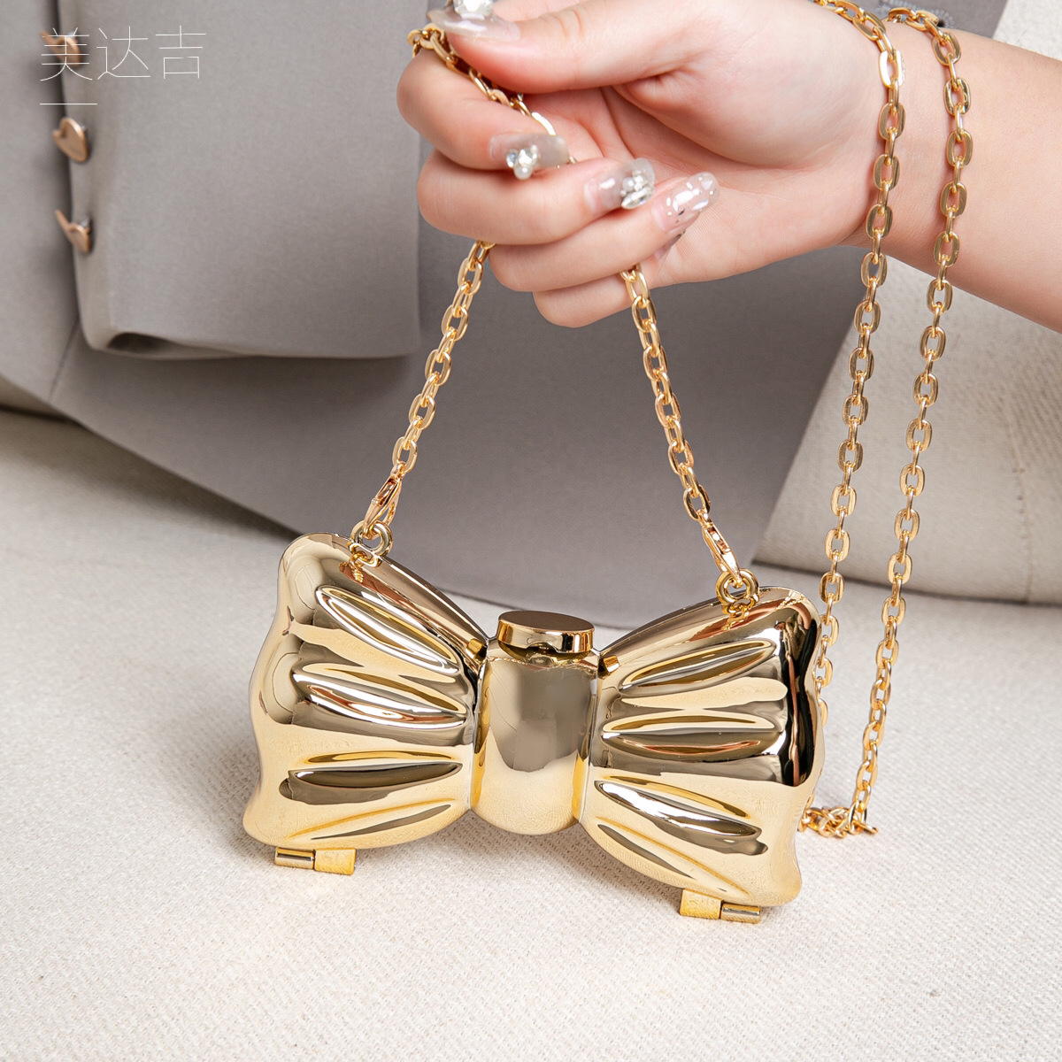 Glossy Gold Metal Bow Shaped M – обзор и цена Luxury Bags Mini